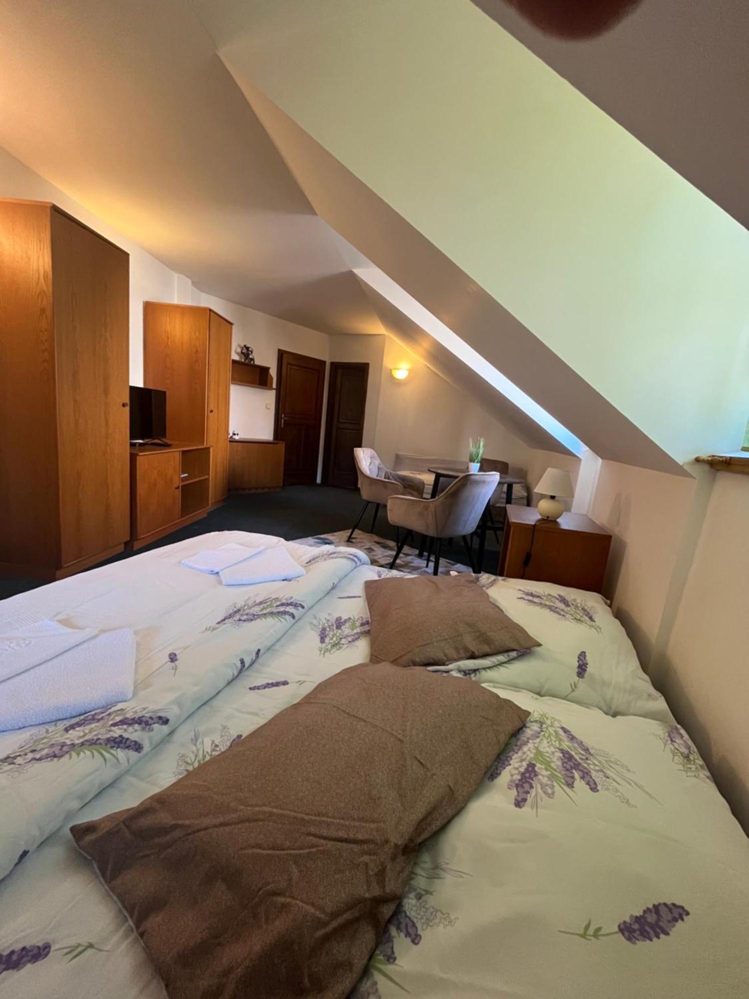 Apartmany Baroko Броумов Экстерьер фото